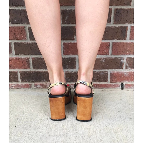 vtg y2k Faux Snakeskin WOOD Wedge PLATFORMS 10 chunky strappy peep toe sandals - Picture 9 of 10